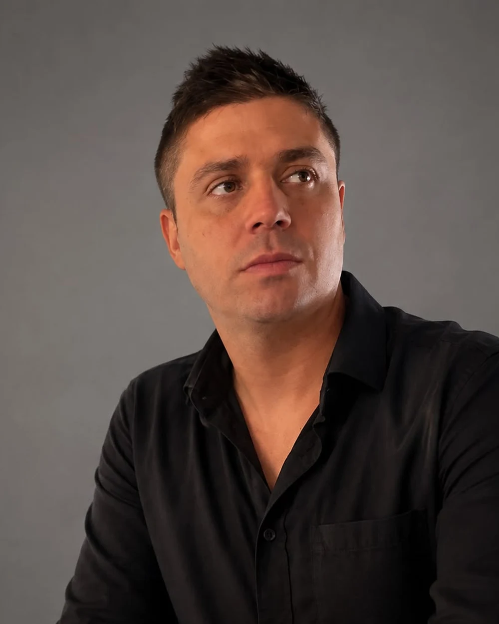 Retrato profesional de Andrés Yepes